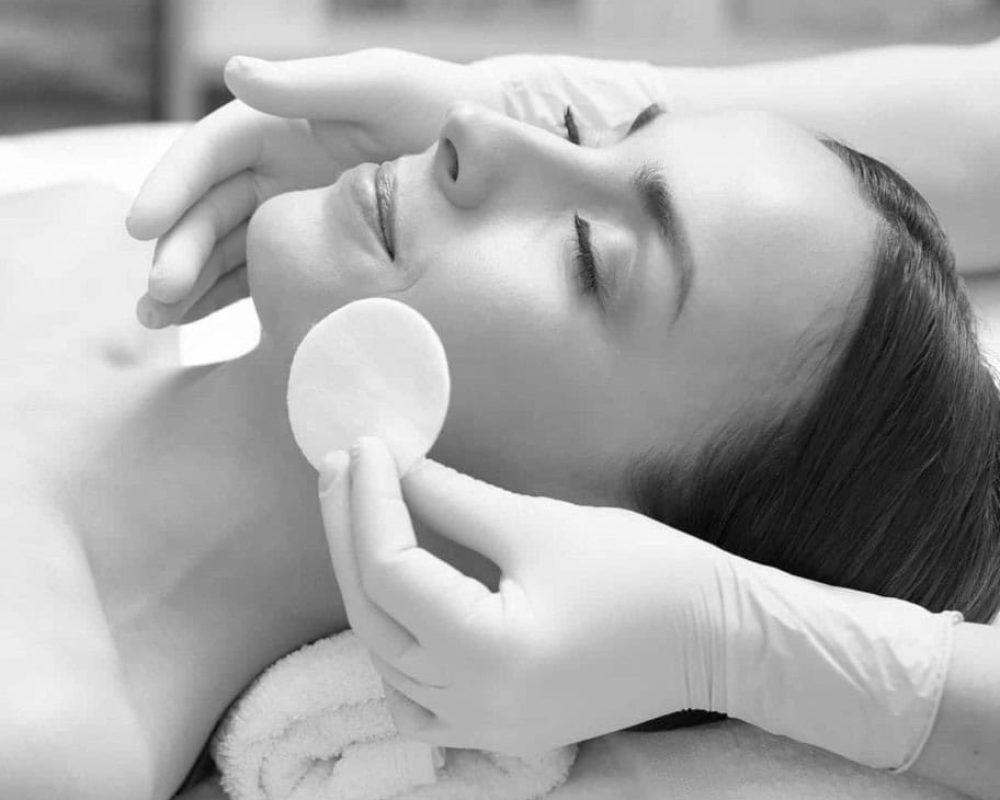 model getting facial